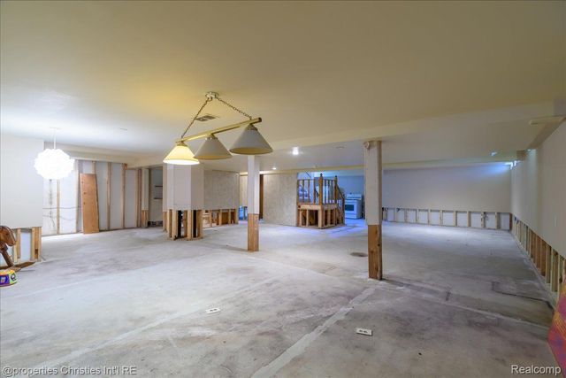 2901 Shadywood Drive, Troy, MI 48098