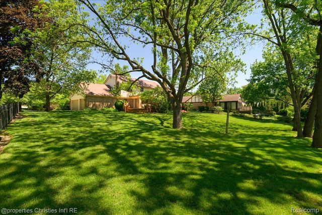2901 Shadywood Drive, Troy, MI 48098