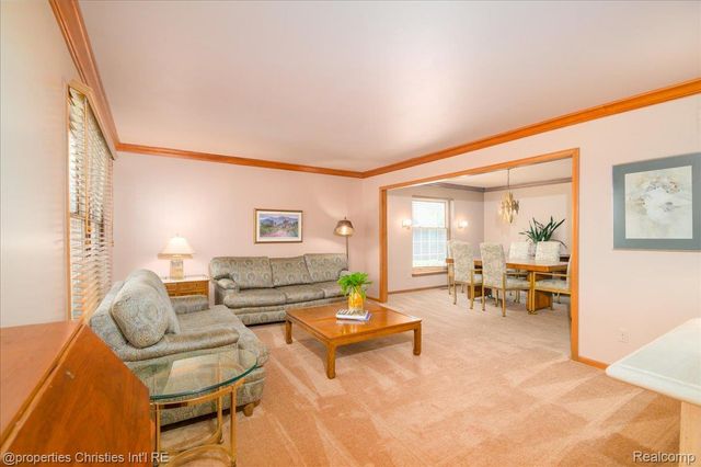 2901 Shadywood Drive, Troy, MI 48098