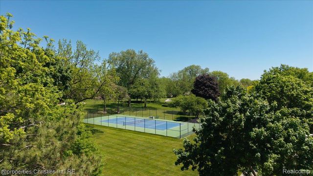 2901 Shadywood Drive, Troy, MI 48098