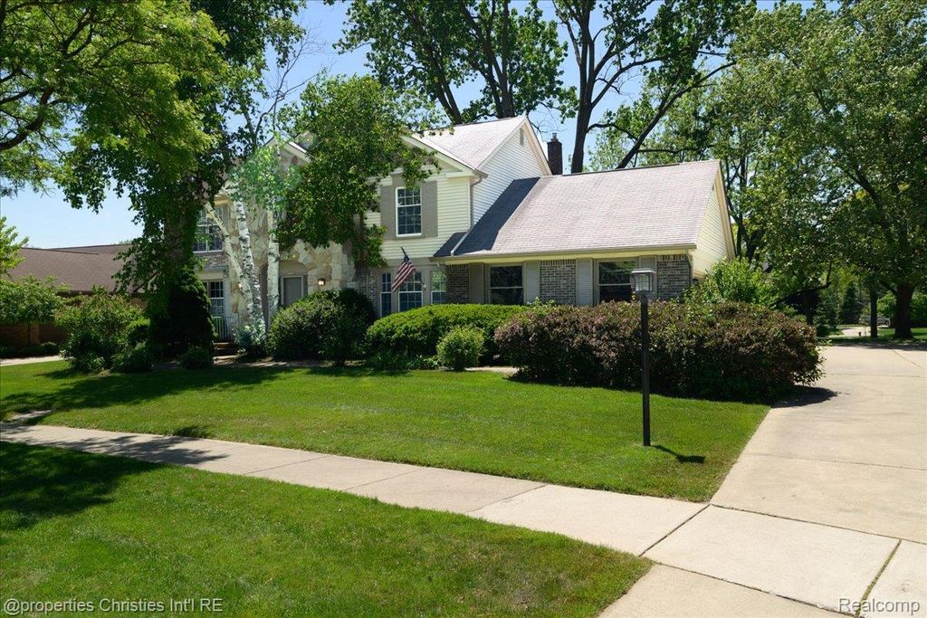 2901 Shadywood Drive, Troy, MI 48098