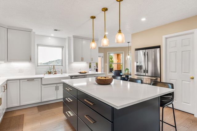 18 Tierra Monte Drive NE, Albuquerque, NM 87122