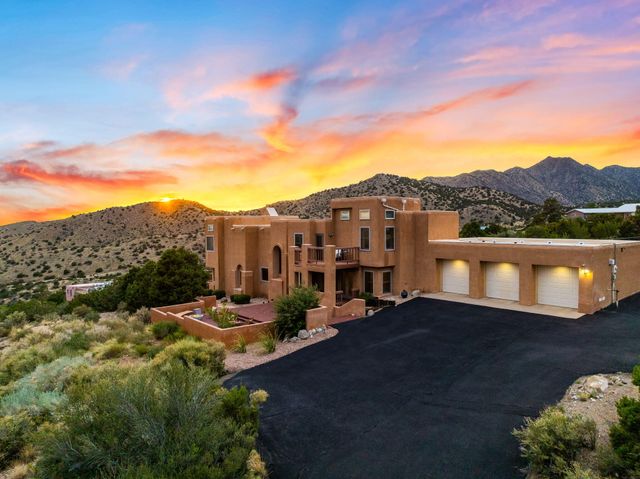 18 Tierra Monte Drive NE, Albuquerque, NM 87122