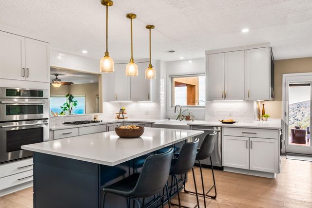 18 Tierra Monte Drive NE, Albuquerque, NM 87122