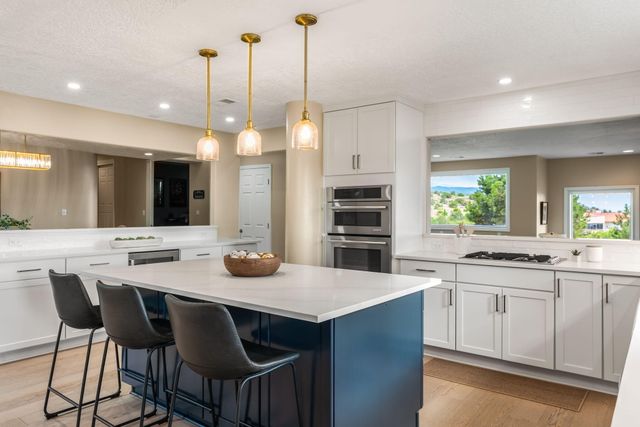 18 Tierra Monte Drive NE, Albuquerque, NM 87122