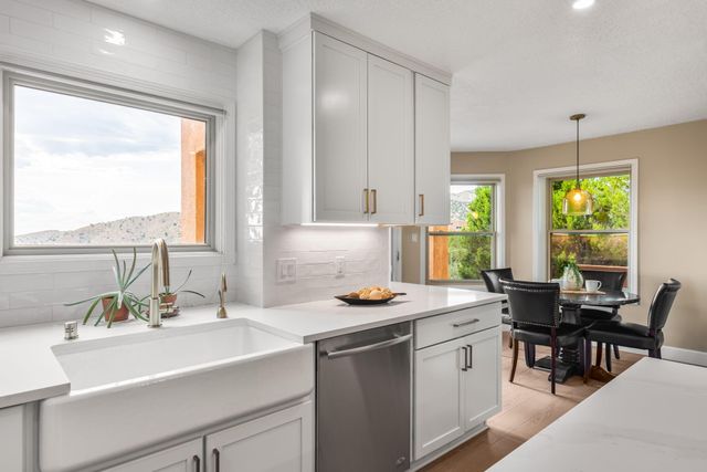 18 Tierra Monte Drive NE, Albuquerque, NM 87122