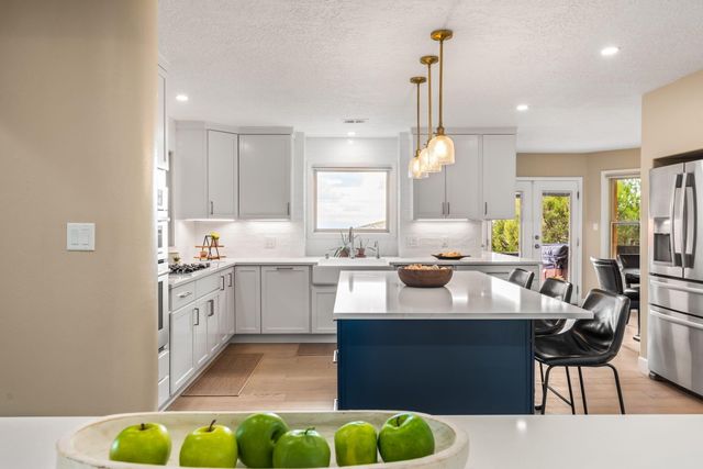 18 Tierra Monte Drive NE, Albuquerque, NM 87122