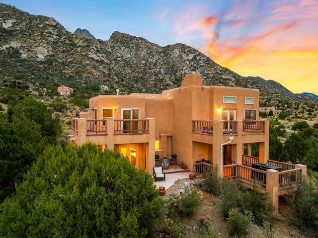 18 Tierra Monte Drive NE, Albuquerque, NM 87122