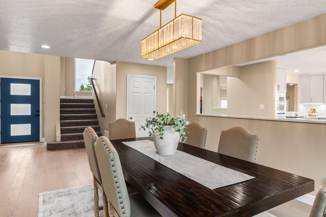 18 Tierra Monte Drive NE, Albuquerque, NM 87122