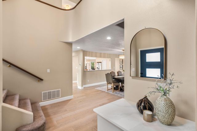 18 Tierra Monte Drive NE, Albuquerque, NM 87122