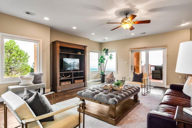 18 Tierra Monte Drive NE, Albuquerque, NM 87122
