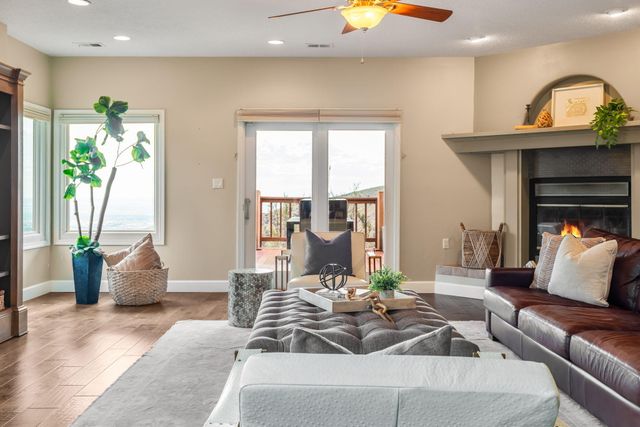 18 Tierra Monte Drive NE, Albuquerque, NM 87122