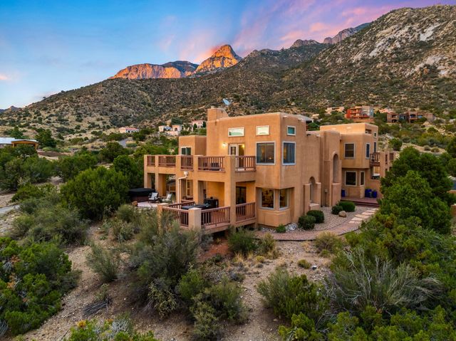 18 Tierra Monte Drive NE, Albuquerque, NM 87122