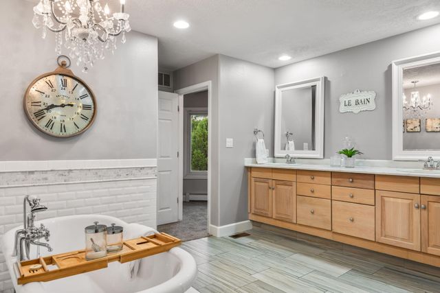 18 Tierra Monte Drive NE, Albuquerque, NM 87122