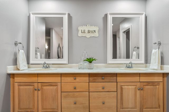 18 Tierra Monte Drive NE, Albuquerque, NM 87122