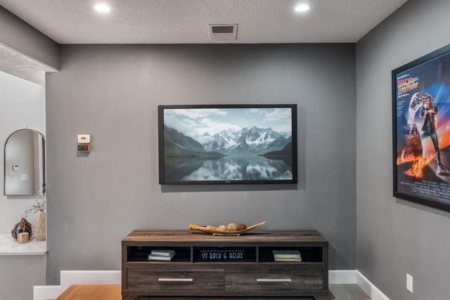 18 Tierra Monte Drive NE, Albuquerque, NM 87122