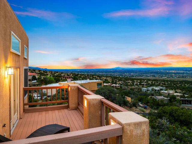18 Tierra Monte Drive NE, Albuquerque, NM 87122