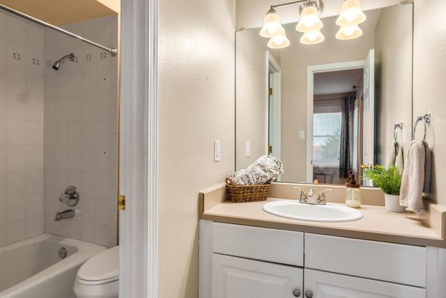 18 Tierra Monte Drive NE, Albuquerque, NM 87122