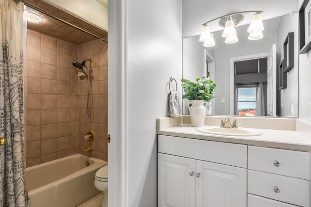 18 Tierra Monte Drive NE, Albuquerque, NM 87122