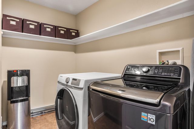 18 Tierra Monte Drive NE, Albuquerque, NM 87122