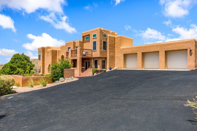 18 Tierra Monte Drive NE, Albuquerque, NM 87122