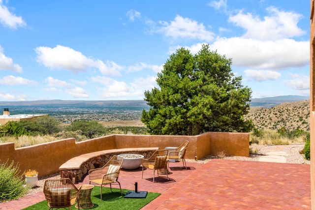 18 Tierra Monte Drive NE, Albuquerque, NM 87122