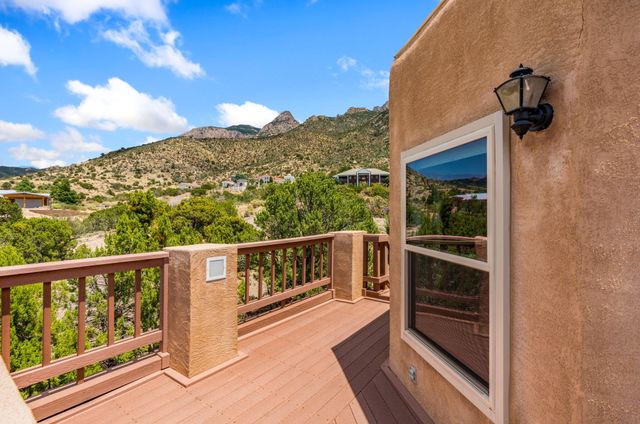 18 Tierra Monte Drive NE, Albuquerque, NM 87122