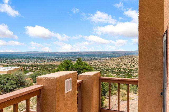 18 Tierra Monte Drive NE, Albuquerque, NM 87122