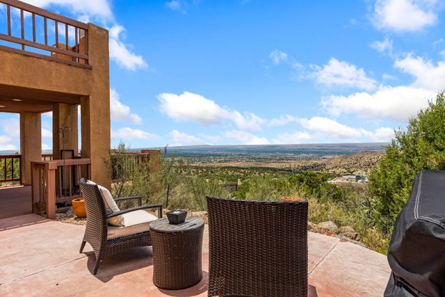 18 Tierra Monte Drive NE, Albuquerque, NM 87122