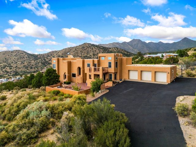 18 Tierra Monte Drive NE, Albuquerque, NM 87122