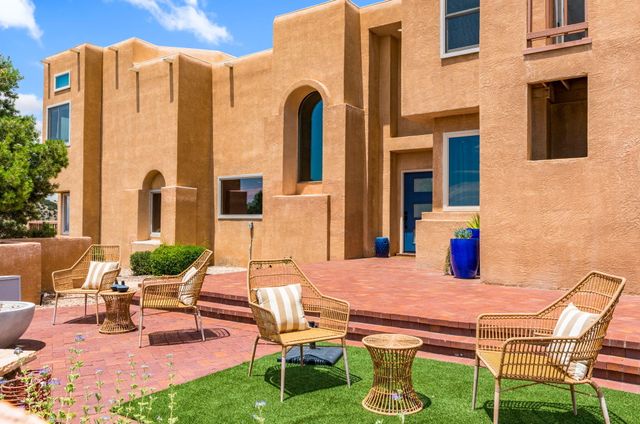 18 Tierra Monte Drive NE, Albuquerque, NM 87122