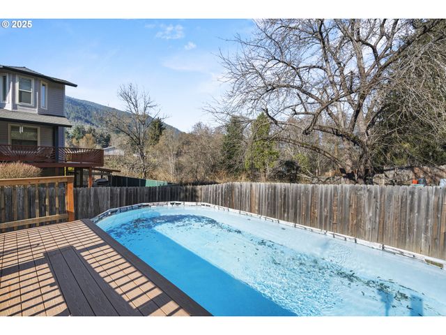 935 PINE St, Rogue River, OR 97537
