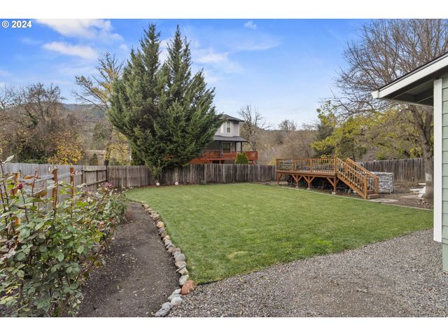 935 PINE St, Rogue River, OR 97537