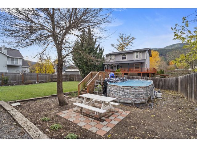 935 PINE St, Rogue River, OR 97537