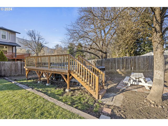 935 PINE St, Rogue River, OR 97537