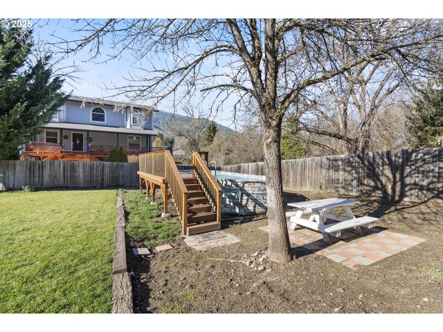 935 PINE St, Rogue River, OR 97537