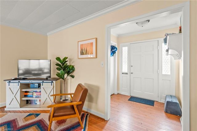 2708 Waldorf Circle, Winston-salem, NC 27106