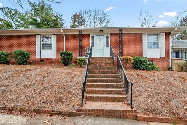2708 Waldorf Circle, Winston-salem, NC 27106