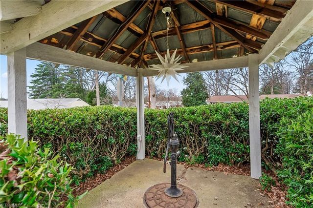 2708 Waldorf Circle, Winston-salem, NC 27106