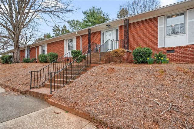 2708 Waldorf Circle, Winston-salem, NC 27106
