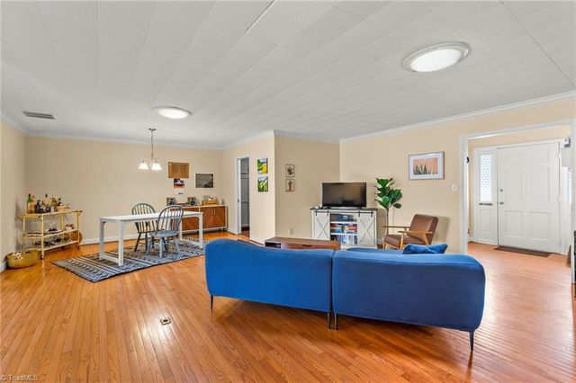 2708 Waldorf Circle, Winston-salem, NC 27106