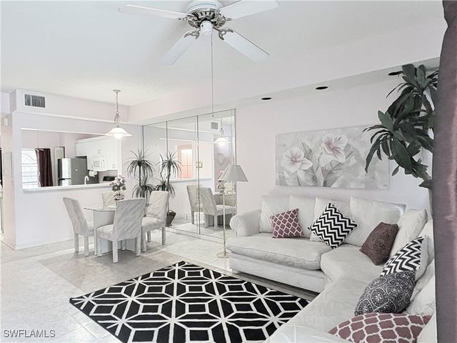 1096 Woodshire LN C205, Naples, FL 34105