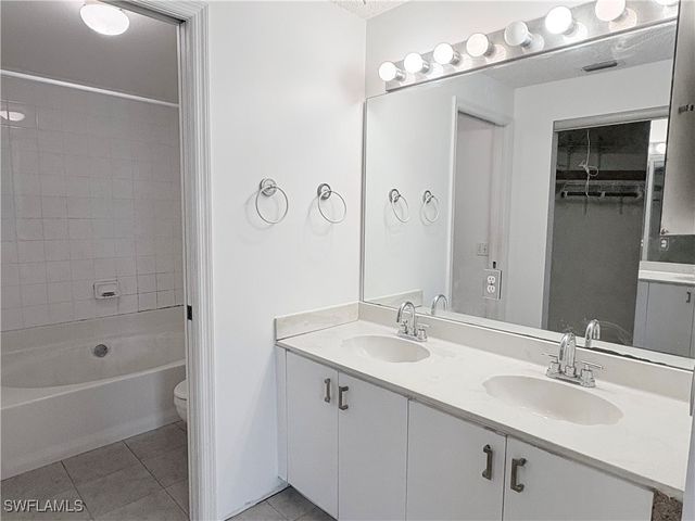 1096 Woodshire LN C205, Naples, FL 34105