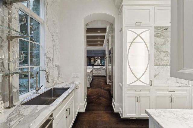 220 Merrie Way Lane, Houston, TX 77024