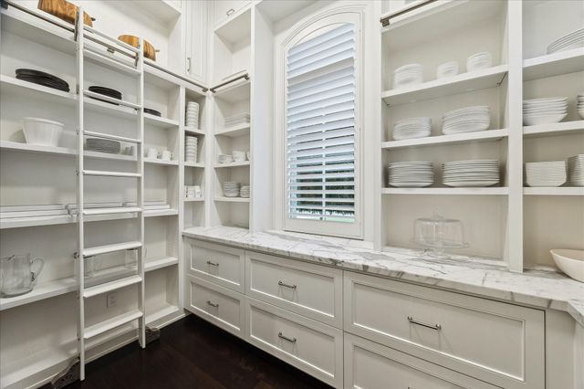 220 Merrie Way Lane, Houston, TX 77024