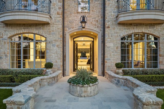 220 Merrie Way Lane, Houston, TX 77024