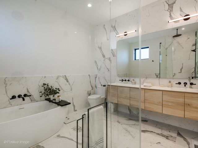 1537 W Pearson Street 2, Chicago, IL 60642