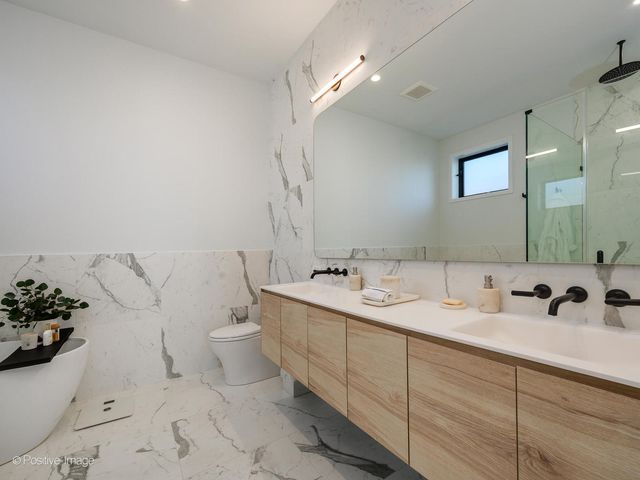 1537 W Pearson Street 2, Chicago, IL 60642