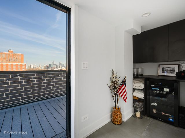 1537 W Pearson Street 2, Chicago, IL 60642