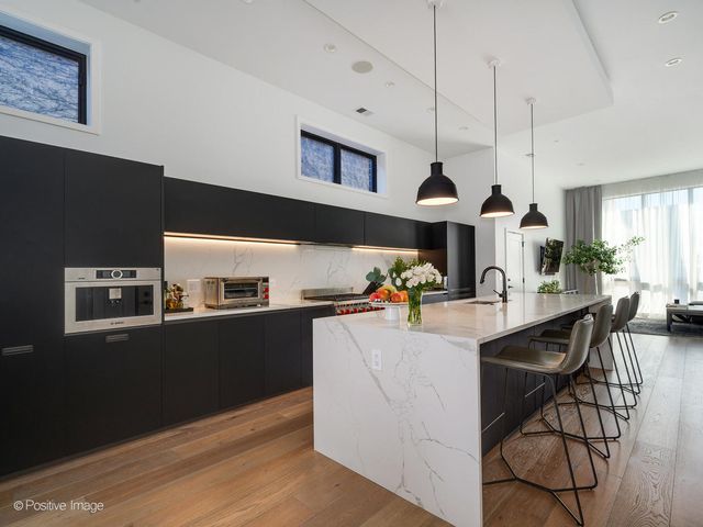 1537 W Pearson Street 2, Chicago, IL 60642